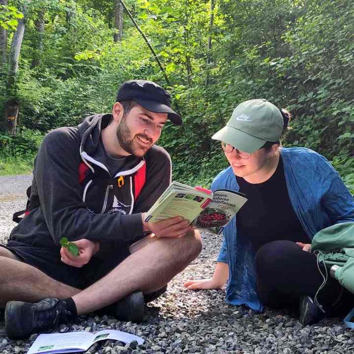 Mann und Frau mit Pflanzen Buch