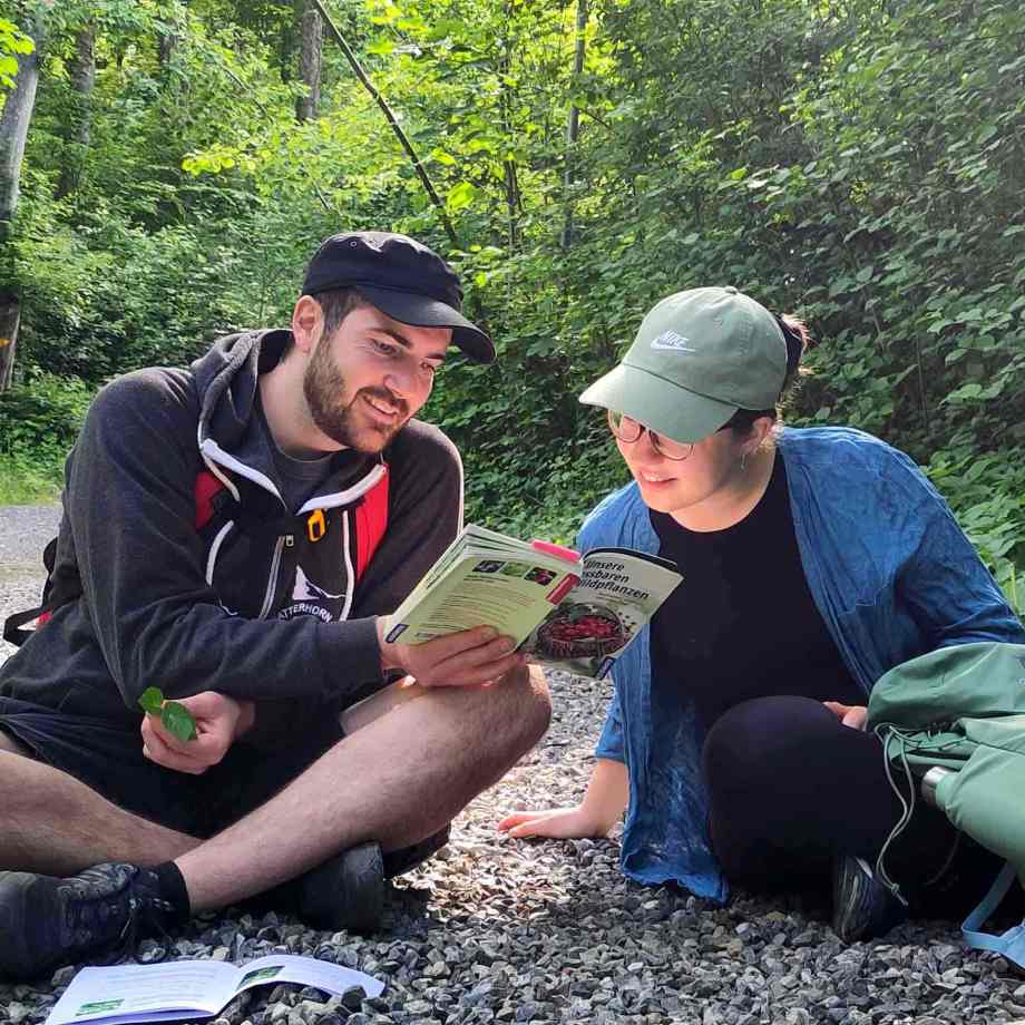 Mann und Frau mit Pflanzen Buch